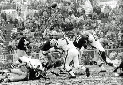 Sports Days Past on X: 1965 NFL championship game in the slop. The  @Packers won 23-12 over the @Browns. Jim Taylor, running here, ran for 96  yards and Paul Hornung 106. The