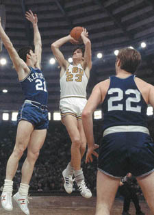 Pete Maravich in action