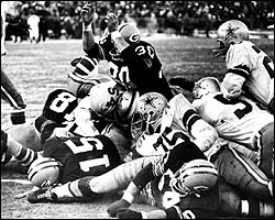 Starr scores winning TD.